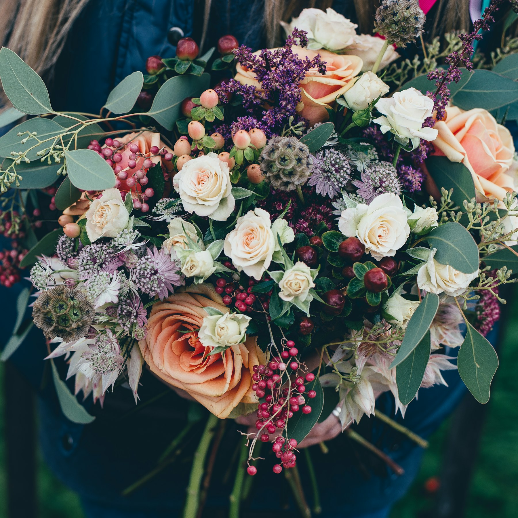 Bouquet de roses, renoncules et feuillage
