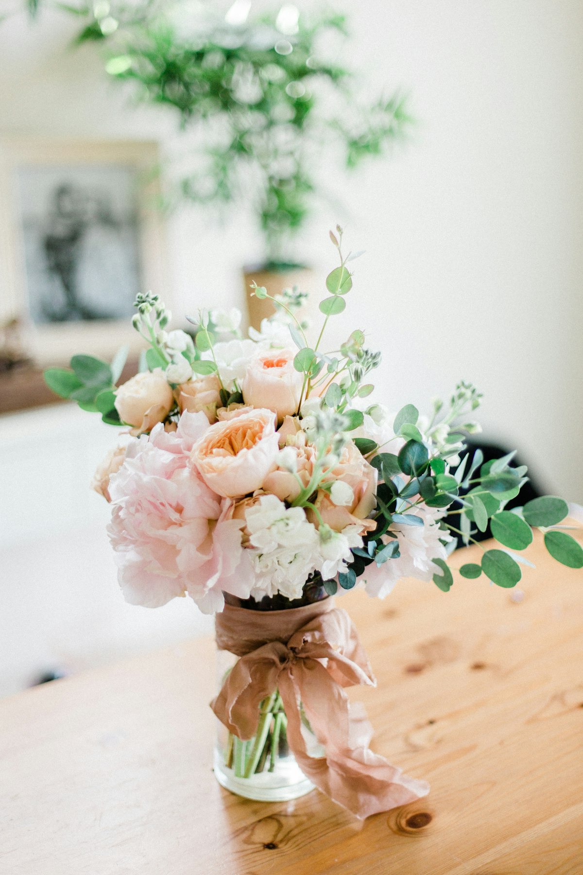 Bouquet pastel de pivoines et feuillage